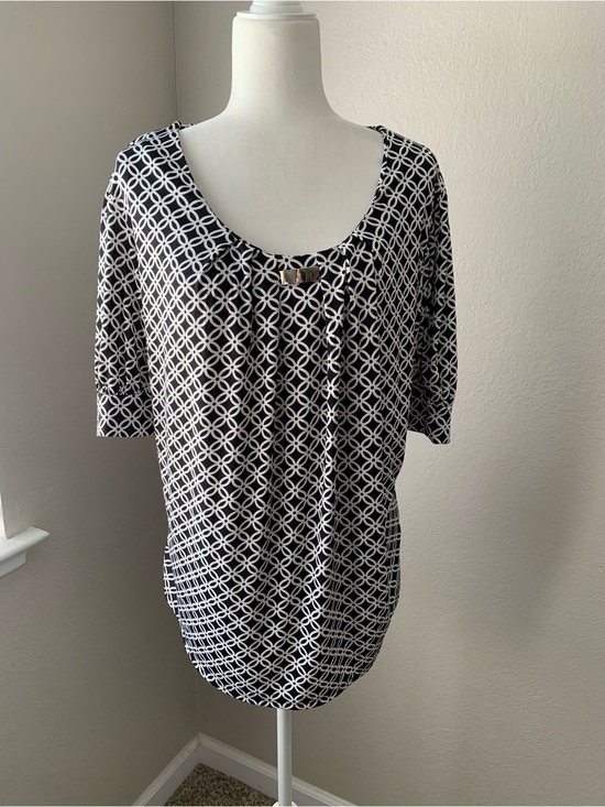 Notations Woman Tops - Scoop Neck Short Sleeve Geometric Print Top - Black/White